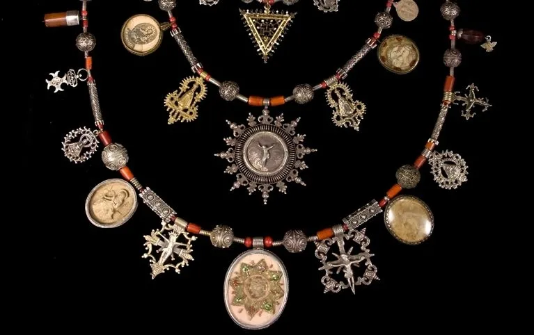 Collaradas de la indumentaria femenina del entorno de Astorga, que podrán contemplarse en la exposición Imaginarios