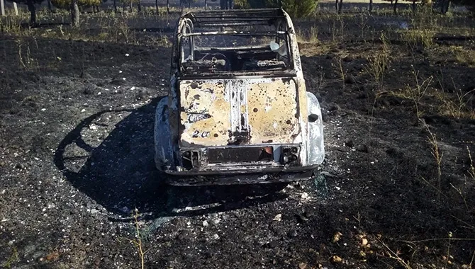 El coche, un Citroën 2CV, ardía en marcha a la altura del municipio de Nava de Sotrobal