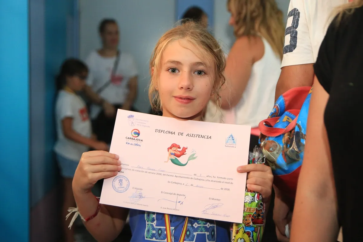 Foto 9 - Los participantes en los cursos&nbsp;de nataci&oacute;n de Carbajosa reciben sus diplomas y medallas &nbsp;    &nbsp; ...