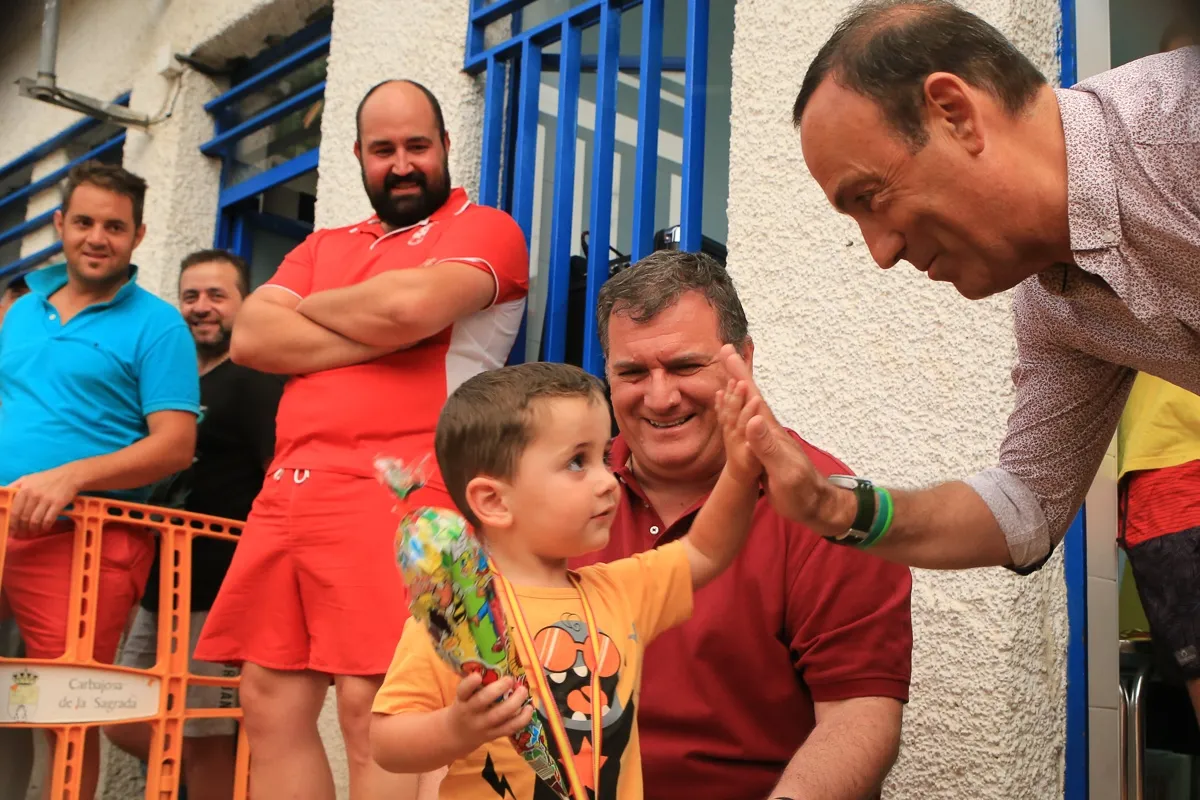 Foto 8 - Los participantes en los cursos&nbsp;de nataci&oacute;n de Carbajosa reciben sus diplomas y medallas &nbsp;    &nbsp; ...