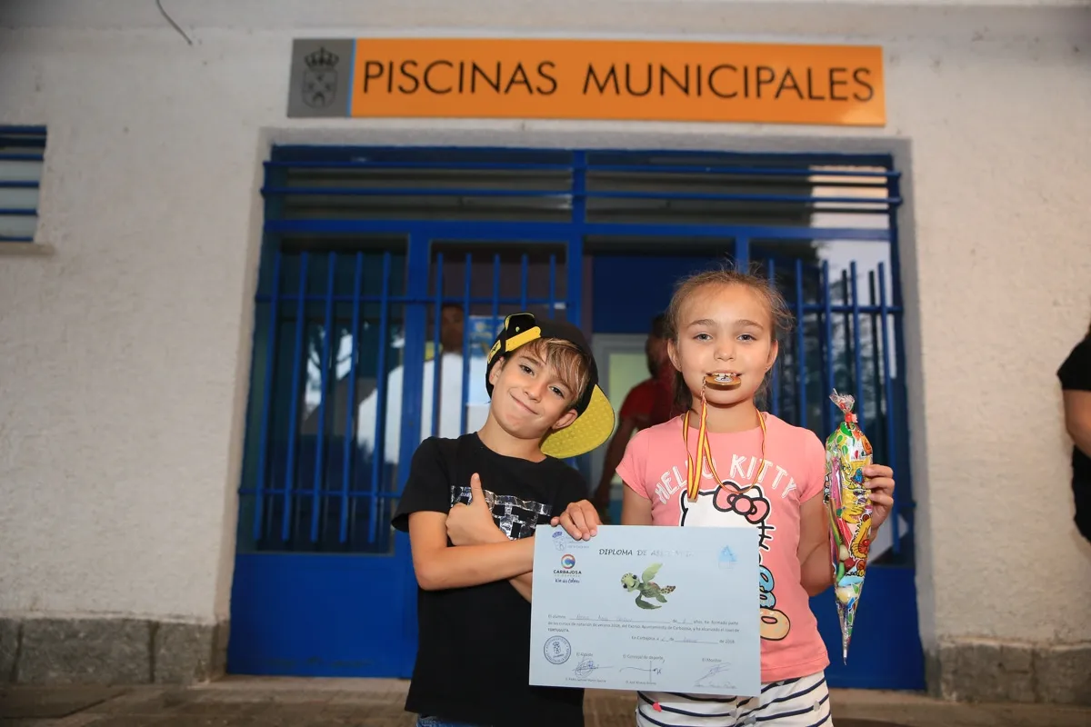 Foto 7 - Los participantes en los cursos&nbsp;de nataci&oacute;n de Carbajosa reciben sus diplomas y medallas &nbsp;    &nbsp; ...