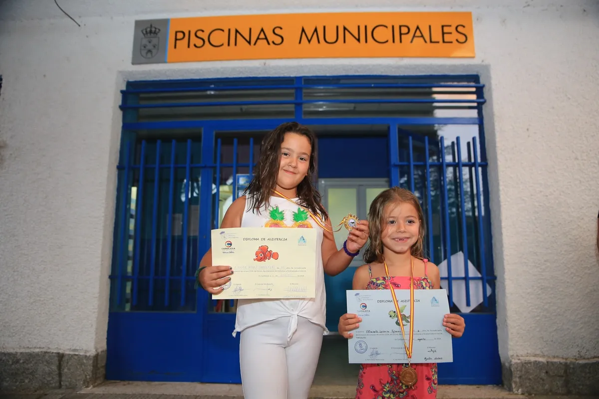 Foto 6 - Los participantes en los cursos&nbsp;de nataci&oacute;n de Carbajosa reciben sus diplomas y medallas &nbsp;    &nbsp; ...