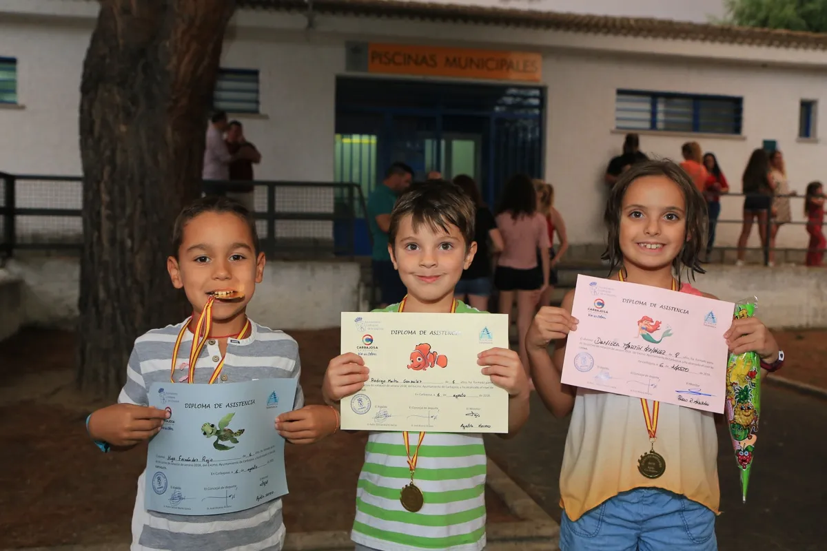 Foto 4 - Los participantes en los cursos&nbsp;de nataci&oacute;n de Carbajosa reciben sus diplomas y medallas &nbsp;    &nbsp; ...
