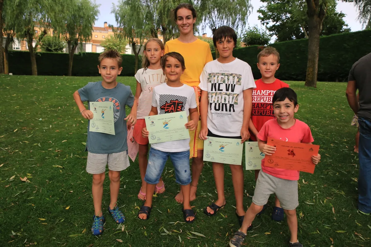 Foto 2 - Los participantes en los cursos&nbsp;de nataci&oacute;n de Carbajosa reciben sus diplomas y medallas &nbsp;    &nbsp; ...