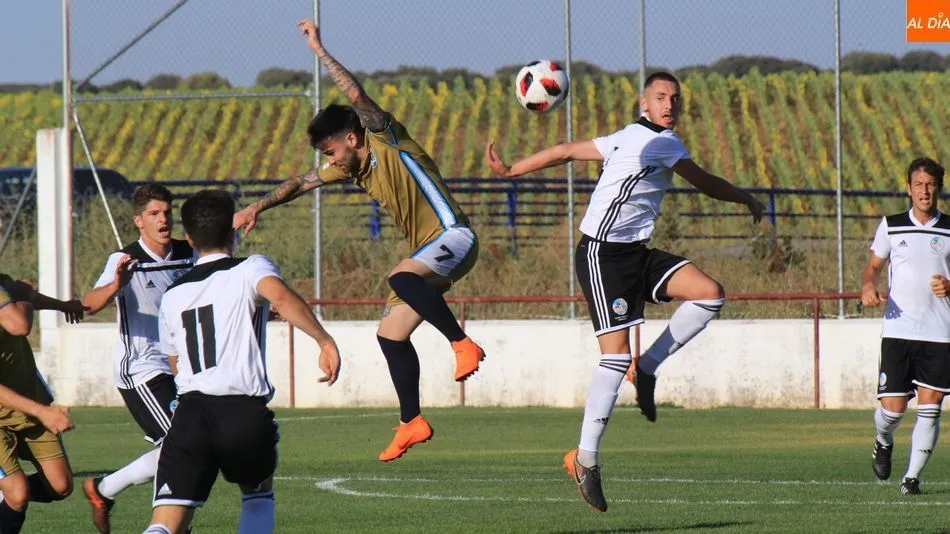 Sergio Molina disputa un balón aéreo con un rival. Fotos: Alberto  Martín