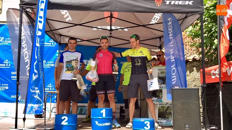 Moisés Dueñas subió a lo más alto del podio en la BTT de Linares. Fotos entrega de premios: Ángel Calvo