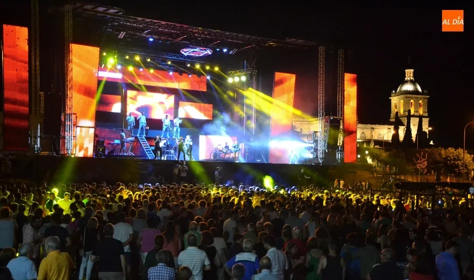 La Orquesta New York ameniza una velada que acabó con ‘prórroga’ para muchos jóvenes  