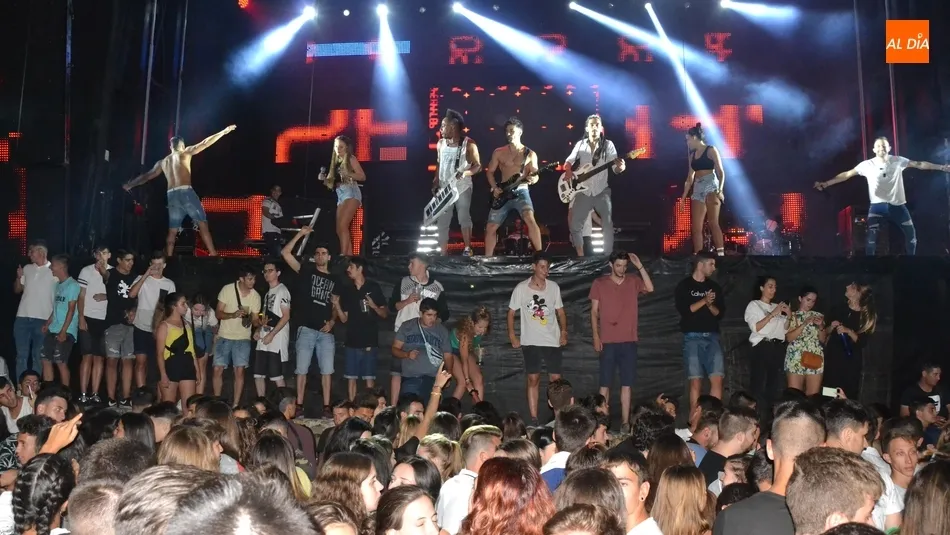 Foto 8 - La Orquesta New York ameniza una velada que acab&oacute; con &lsquo;pr&oacute;rroga&rsquo; para muchos j&oacute;venes  