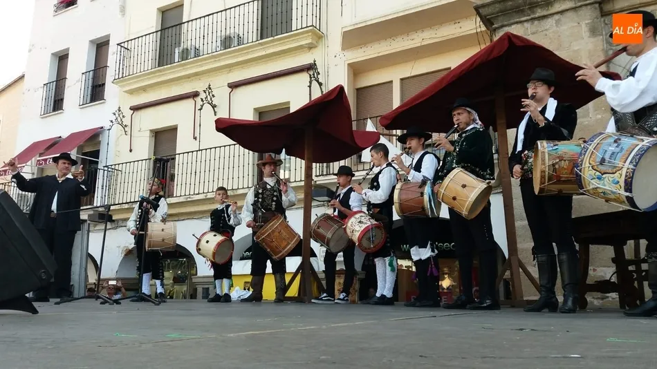 Foto 11 - El Mariquelo y Sergio Rodr&iacute;guez Gil, embajadores de los tamborileros salmantinos en Plasencia  