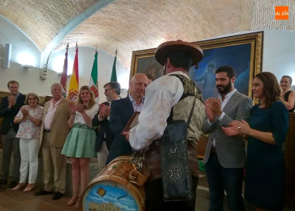 Foto 5 - El Mariquelo y Sergio Rodr&iacute;guez Gil, embajadores de los tamborileros salmantinos en Plasencia  