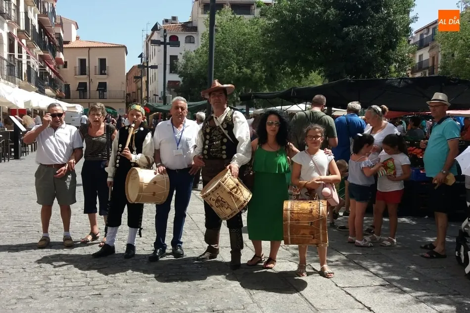 Foto 2 - El Mariquelo y Sergio Rodr&iacute;guez Gil, embajadores de los tamborileros salmantinos en Plasencia  