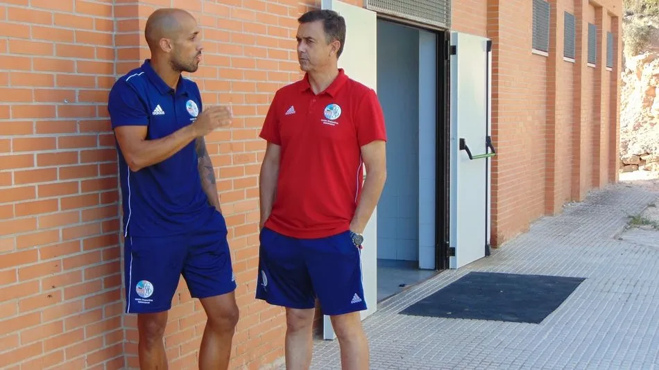 Campos conversa con Héctor Gómez en el amistoso de Burgo de Osma. Foto: www.salamancacfuds.com