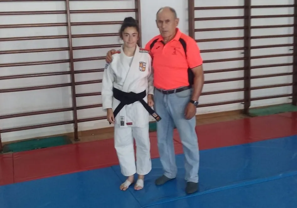 Foto 2 - Alejandro&nbsp; P&eacute;rez y Carla Mateos, nuevos cinturones negros salmantinos