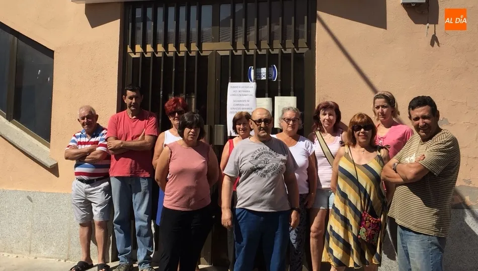 Vecinos de Barruecopardo a la puerta del centro de guardias / SILVESTRE
