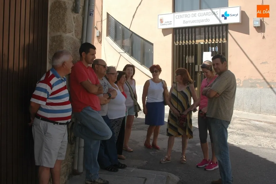 Foto 2 - Los vecinos de Barruecopardo protestan contra los servicios m&iacute;nimos establecidos en el centro...