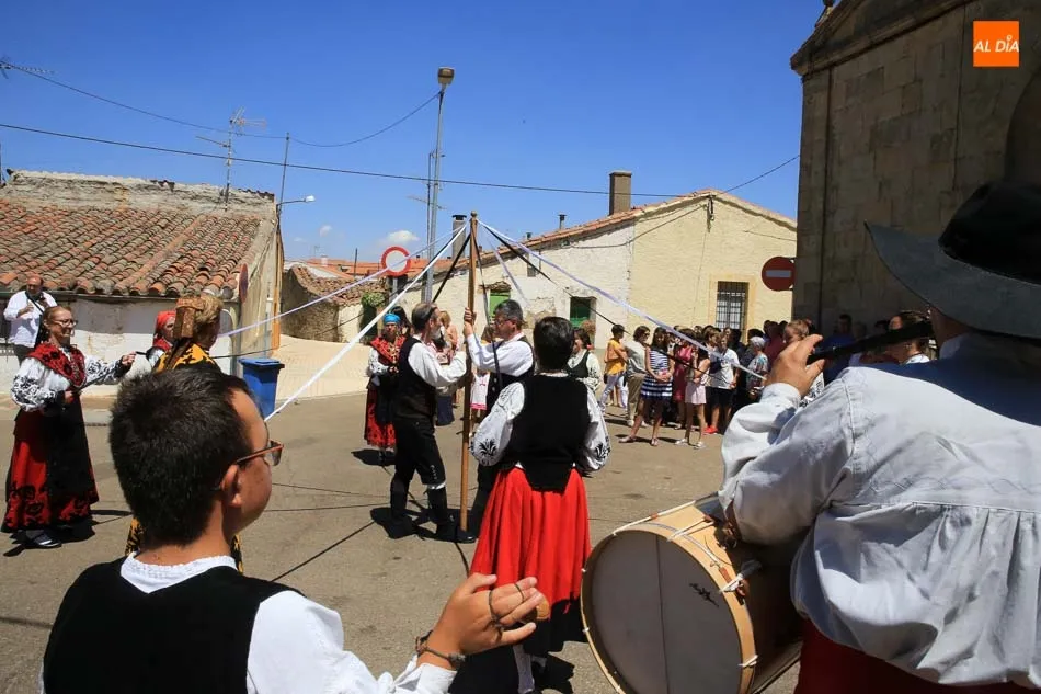 Foto 10 - M&uacute;sica y bailes charros amenizan la procesi&oacute;n de Santo Domingo de Guzm&aacute;n en Do&ntilde;inos  