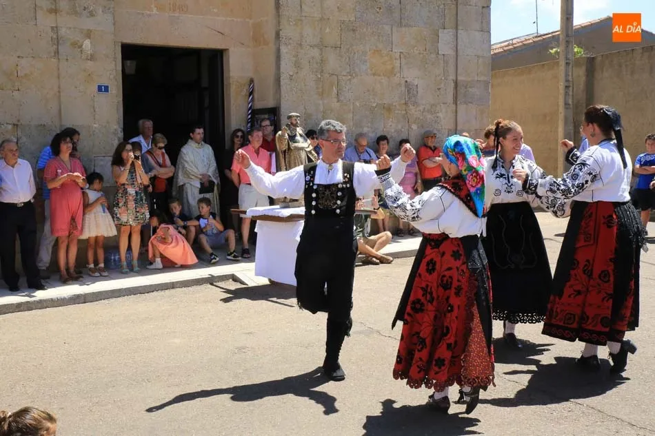 Foto 6 - M&uacute;sica y bailes charros amenizan la procesi&oacute;n de Santo Domingo de Guzm&aacute;n en Do&ntilde;inos  