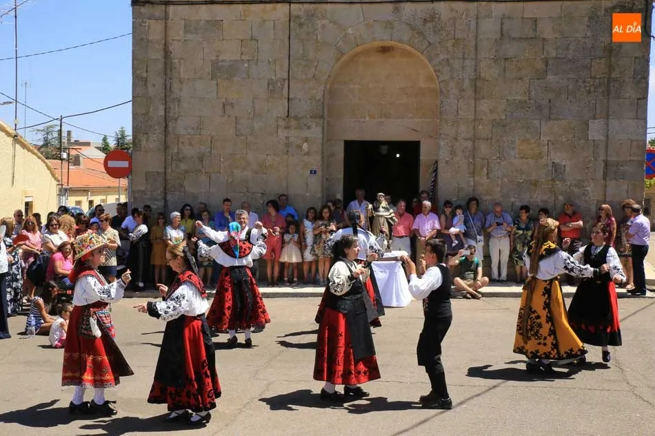 Foto 5 - M&uacute;sica y bailes charros amenizan la procesi&oacute;n de Santo Domingo de Guzm&aacute;n en Do&ntilde;inos  