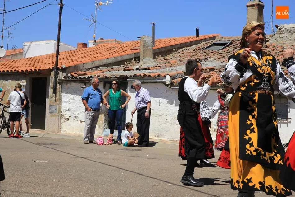 Foto 3 - M&uacute;sica y bailes charros amenizan la procesi&oacute;n de Santo Domingo de Guzm&aacute;n en Do&ntilde;inos  