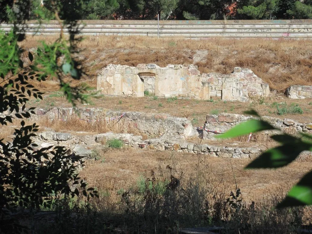Foto 6 - La vegetaci&oacute;n se apodera de los restos arqueol&oacute;gicos situados a la intemperie  