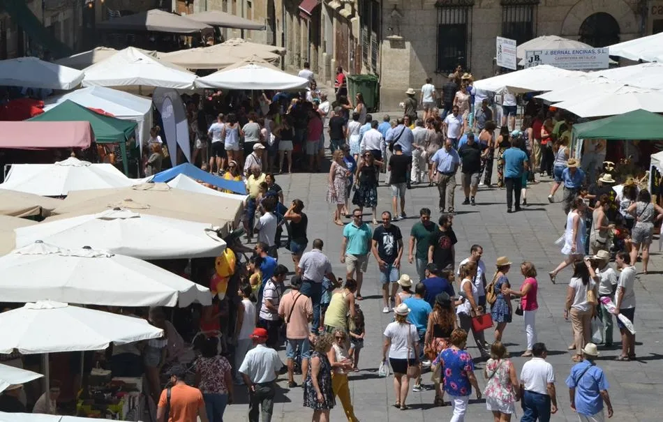 Un paseo en vídeo por las calles que acogieron el bloque comercial del Martes Mayor