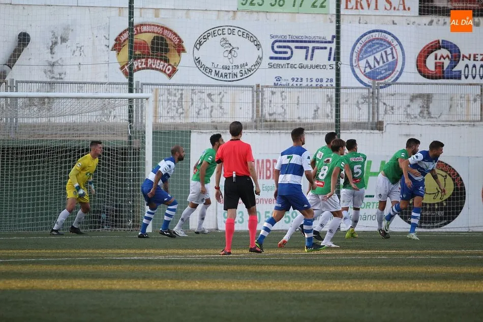 Foto 11 - El CD Guijuelo convence pero sin marcar frente al Villanovense (0-0)