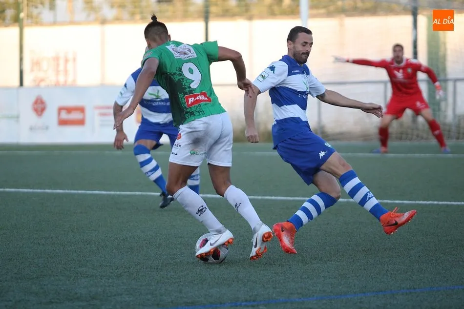 Foto 9 - El CD Guijuelo convence pero sin marcar frente al Villanovense (0-0)