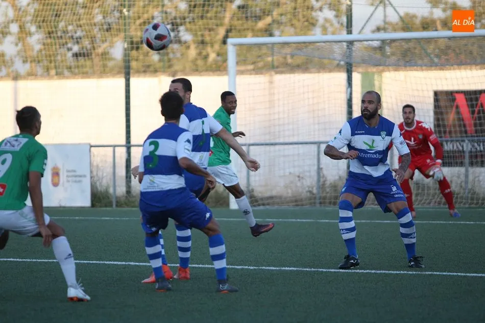 Foto 7 - El CD Guijuelo convence pero sin marcar frente al Villanovense (0-0)