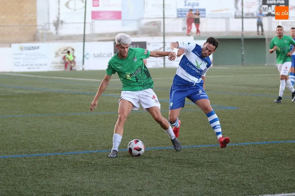 Foto 6 - El CD Guijuelo convence pero sin marcar frente al Villanovense (0-0)