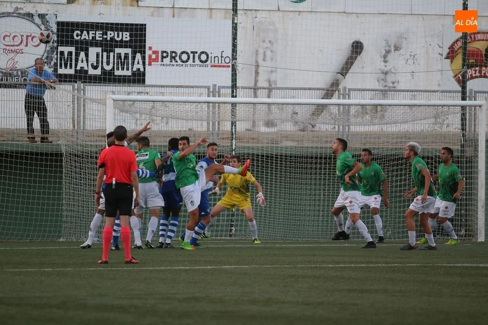 Foto 4 - El CD Guijuelo convence pero sin marcar frente al Villanovense (0-0)