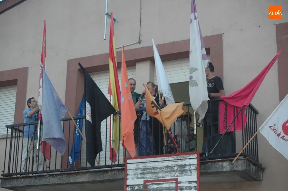 Foto 10 - Un divertido desfile de pe&ntilde;as da el pistoletazo de salida a las fiestas de San Lorenzo  