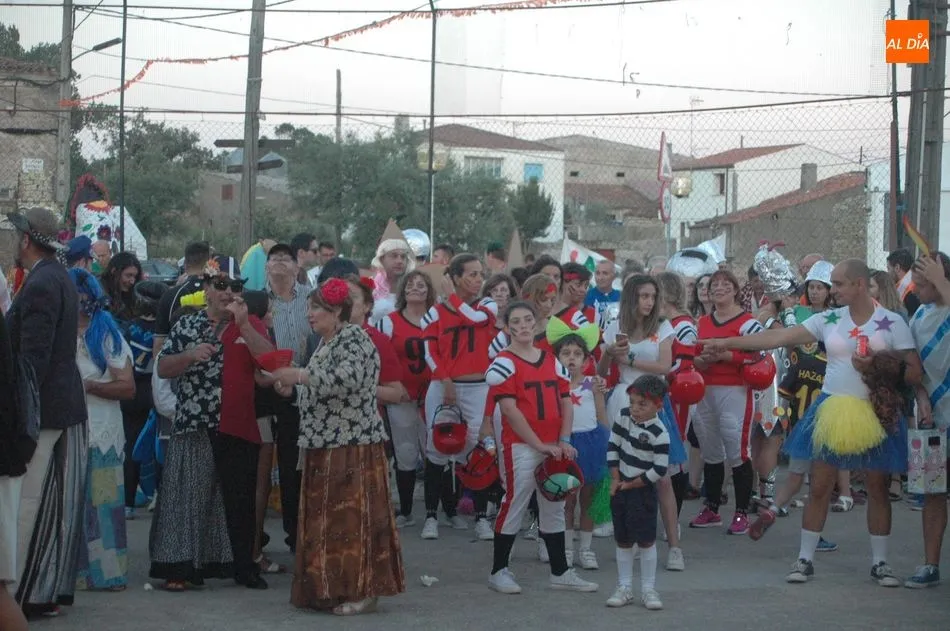 Foto 9 - Un divertido desfile de pe&ntilde;as da el pistoletazo de salida a las fiestas de San Lorenzo  