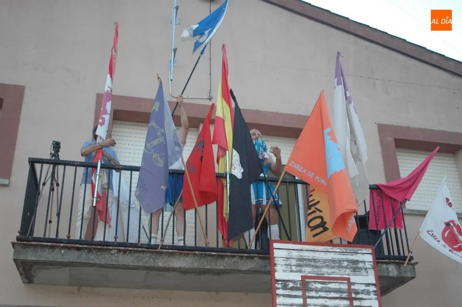 Foto 5 - Un divertido desfile de pe&ntilde;as da el pistoletazo de salida a las fiestas de San Lorenzo  