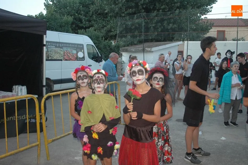 Foto 4 - Un divertido desfile de pe&ntilde;as da el pistoletazo de salida a las fiestas de San Lorenzo  