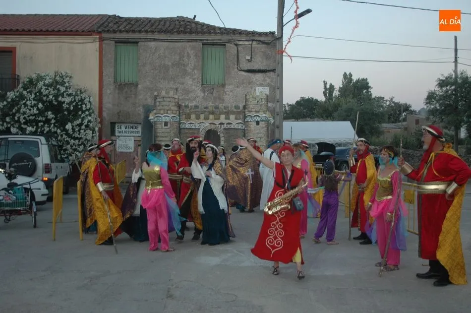 Foto 3 - Un divertido desfile de pe&ntilde;as da el pistoletazo de salida a las fiestas de San Lorenzo  