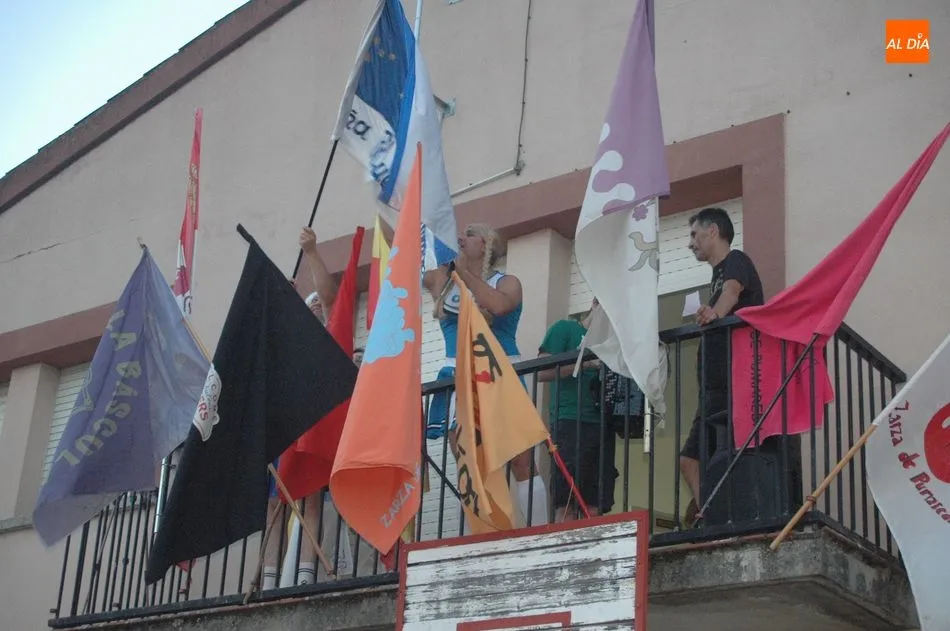 Foto 2 - Un divertido desfile de pe&ntilde;as da el pistoletazo de salida a las fiestas de San Lorenzo  
