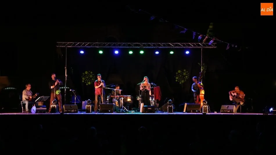 El grupo Carrión desplegó su repertorio musical en la Plaza de España