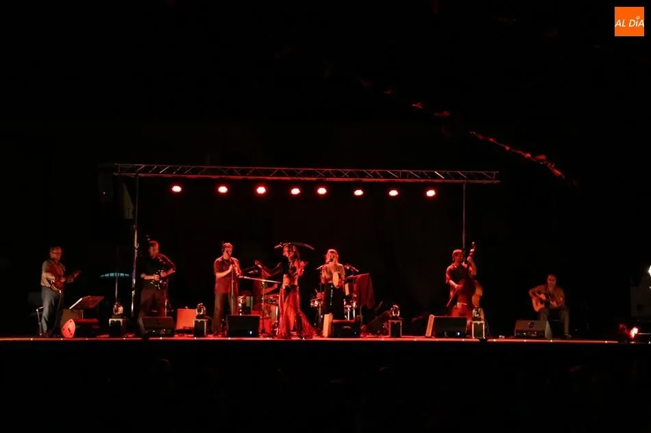 Foto 6 - El grupo Carri&oacute;n llena de folk la noche cantalpinesa