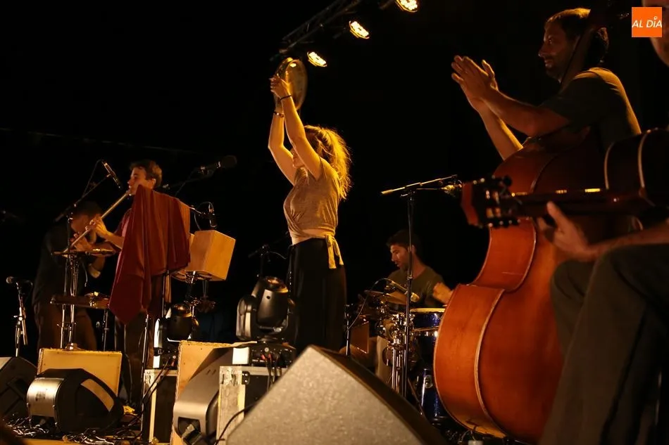 Foto 4 - El grupo Carri&oacute;n llena de folk la noche cantalpinesa