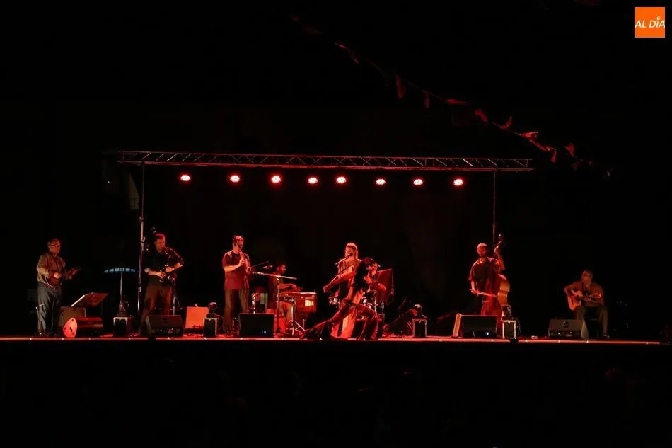 Foto 3 - El grupo Carri&oacute;n llena de folk la noche cantalpinesa