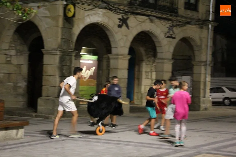 Foto 9 - La Plaza de Vitigudino se llena de emoci&oacute;n  