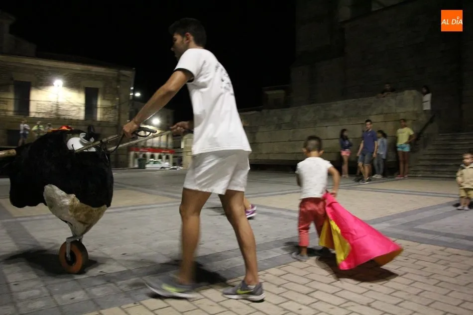 Foto 7 - La Plaza de Vitigudino se llena de emoci&oacute;n  