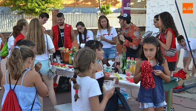 Teo Marcos, maestro coctelero, ofrecía un taller de cócteles a los niños que participan en las actividades estivales de Cruz Roja