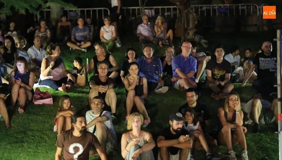 Numeroso público sigue una actuación en Los Jardines de Santo Domingo. Foto: Alberto Martín