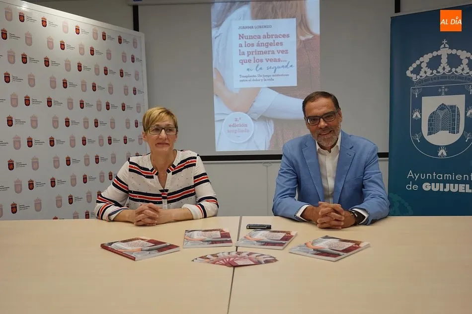 El Ayuntamiento apoya el trasplante de órganos con el libro ‘Nunca abraces a los ángeles la...