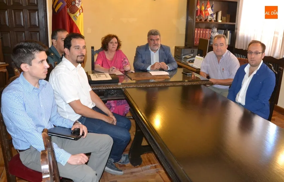 Momento de las reunión entre los responsables municipales y la subdelegada del Gobierno