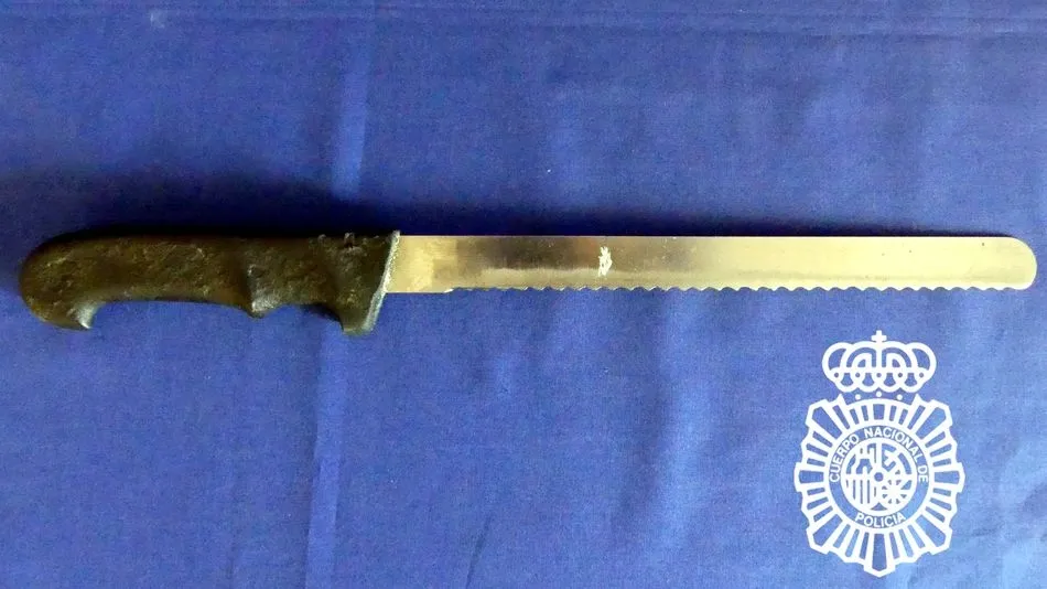 Cuchillo intervenido por la Policía Nacional con el que se produjo la agresión.