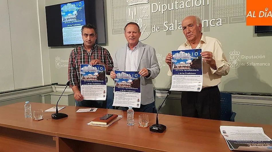 El alcalde de Bogajo, Javier Castro, el diputado Román Hernández y el concejal Emilio de Paz, durante la presentación de la feria en la Diputación. Foto: Alberto Martín
