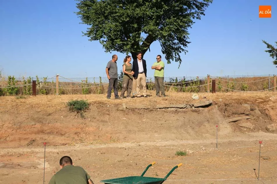 García Carbayo, con el equipo de arqueólogos que realiza las excavaciones, durante su visita al Cerro. Fotos: Alberto Martín