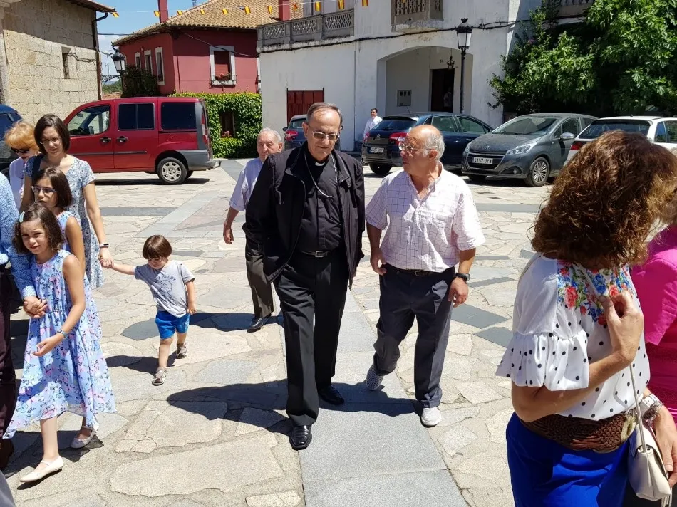 Foto 4 - El obispo de Salamanca despide a los dos parrocos de la Sierra
